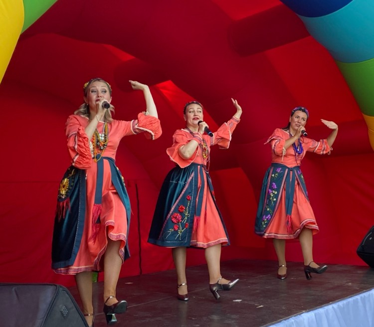 Выступает группа «Кружево» 